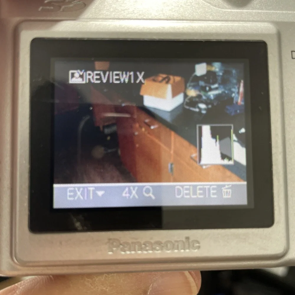 Panasonic LUMIX DMC-LZ2 5.0MP Digital Camera 24X Zoom+Battery